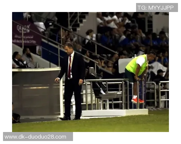 从绿茵场到传奇舞台足球球星人生轨迹与辉煌时刻