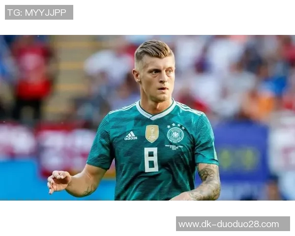 猜猜足球明星克罗斯究竟是谁 他在绿茵场上有何独特之处